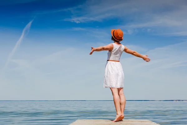 Tânăra femeie la plajă — Fotografie, imagine de stoc