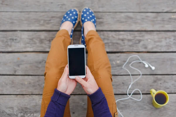 Kvinna med smarttelefon — Stockfoto