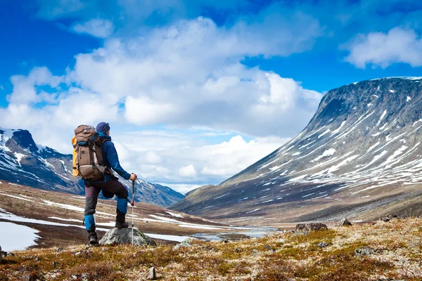 Wanderer in den Winterbergen — Stockfoto