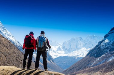 yürüyüşçüler dağlar peyzaj