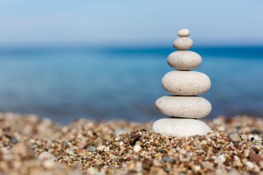 bir sahil üzerinde taş yığını