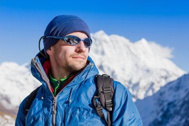 adam bir sırt çantası içinde Himalayalar ile