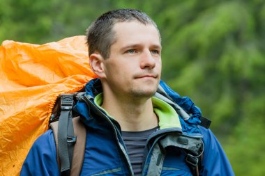 Etkin adam ormanda hiking