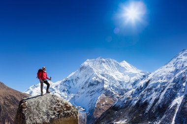 Himalaya Dağları'nda uzun yürüyüşe çıkan kimse