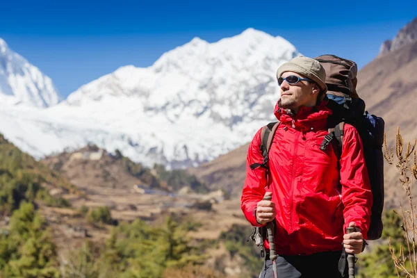 Backpacker on the trail in the mountains — Stock Photo, Image