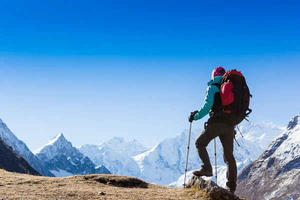 Excursionista con la mochila en las montañas —  Fotos de Stock