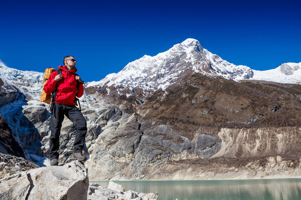 турист у озера в Гималаях
