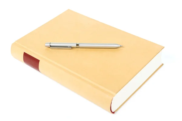 Закрытая книга с ручкой — стоковое фото