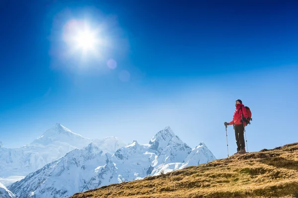 Hiker in Himalayas mountains — Stock Photo, Image