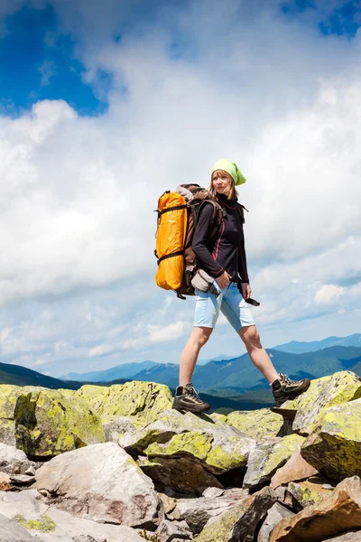 Mujer senderismo en las montañas —  Fotos de Stock