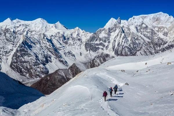 Bergsteiger auf dem Gletscher in den Bergen — Stockfoto