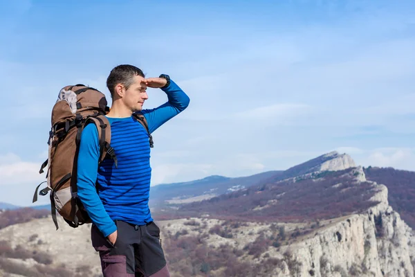 Caminhante olhando para o horizonte — Fotografia de Stock