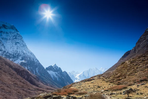 Himálajské krajina s siluetu — Stock fotografie