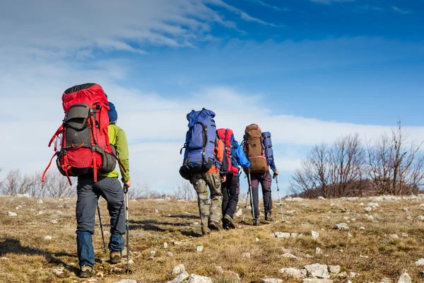 Grupo de caminhantes nas montanhas — Fotografia de Stock