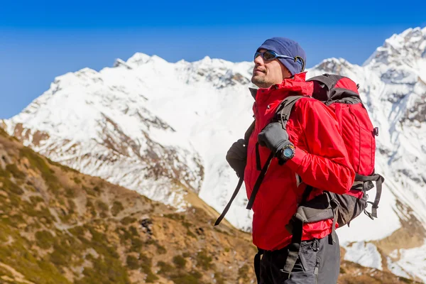 Senderista en las montañas del Himalaya —  Fotos de Stock