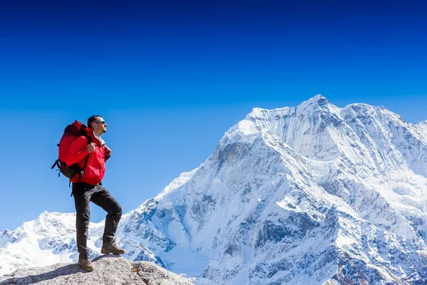 Excursionista con la mochila en las montañas —  Fotos de Stock