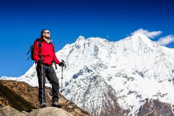 徒步旅行者在山上背包 — 图库照片