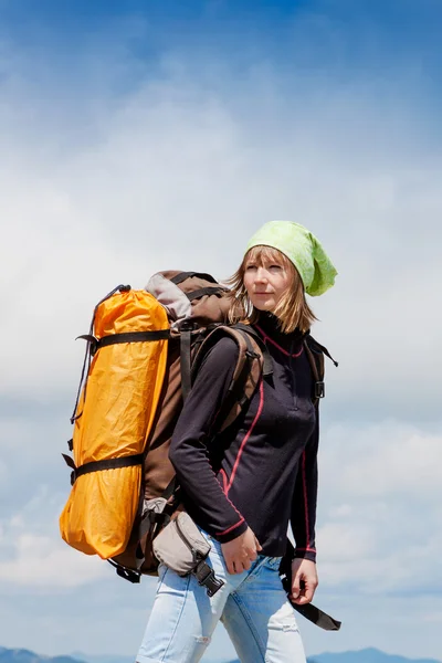 Woman hiking in the mountains — Stock Photo, Image