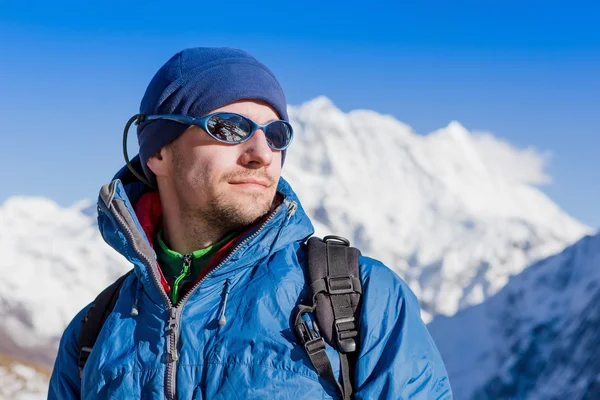 adam bir sırt çantası içinde Himalayalar ile