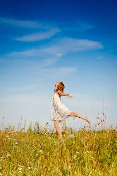 年轻女子在草地上跳跃 — 图库照片
