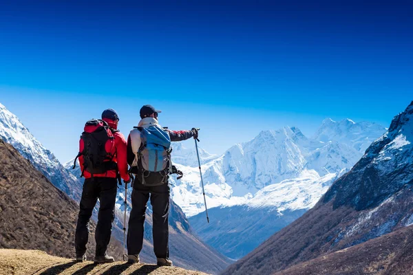Wandelaars in de bergen-landschap — Stockfoto