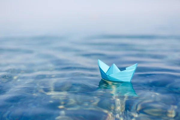 Papierboot segelt auf dem Wasser — Stockfoto