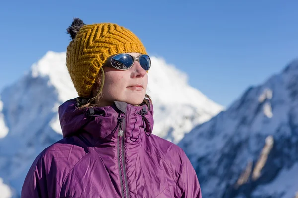 Excursionista femenina en el Himalaya —  Fotos de Stock