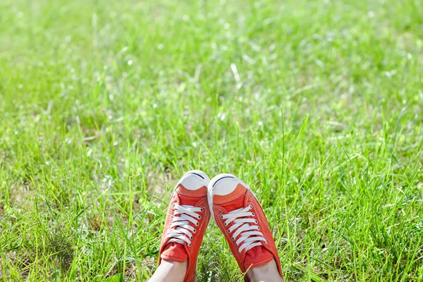 Stopy w trampkach w zielonej trawie — Zdjęcie stockowe