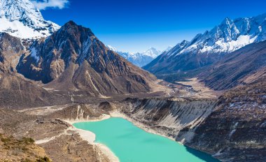 bir göl manzaralı dağ