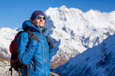 adam bir sırt çantası içinde Himalayalar ile