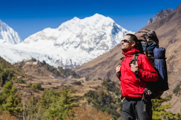 Backpacker on the trail in the mountains — Stock Photo, Image