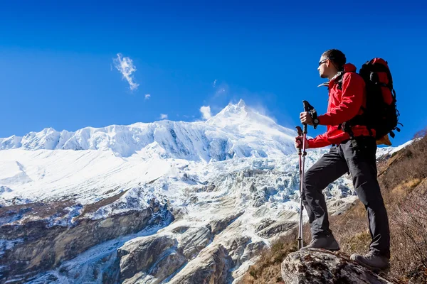 站在山的徒步旅行者 — 图库照片