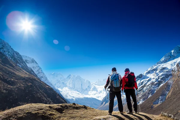 Randonneurs dans le paysage de montagne — Photo