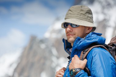 Kış dağlarında yürüyüş yapan