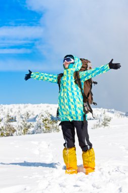Mutlu backpacker kış dağlar