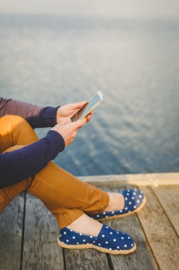 Akıllı telefon kullanan kadın