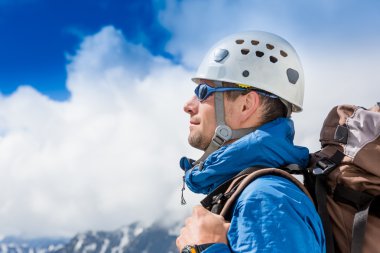 Ufuk dağlarda bakarak uzun yürüyüşe çıkan kimse