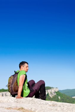 Sırt çantalı genç adam. 