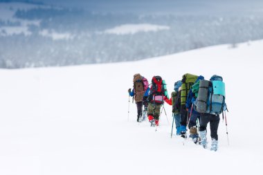 Dağlarda bir grup yürüyüşçü