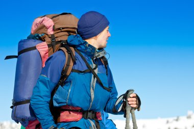 Sırt çantalı genç adam. 