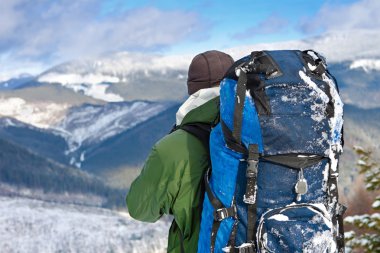 Kafkas Dağları'nda uzun yürüyüşe çıkan kimse
