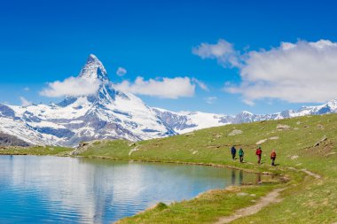 Yürüyüşçüler Matterhorn view izinde