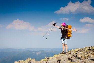 uzun yürüyüşe çıkan kimse kadın bir kayanın üstündeki