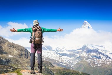 Adam Gezgin kaldırdı elleriyle