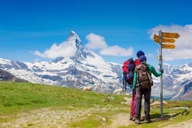 Yürüyüşçüler Matterhorn view izinde