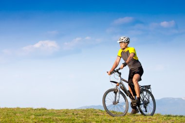 Mountainbiker güneşli