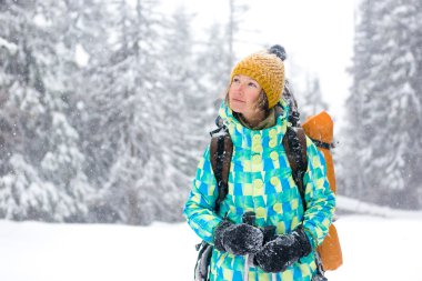 Karlı ormandaki kadın uzun yürüyüşe çıkan kimse