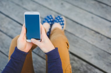 Akıllı telefon kullanan kadın