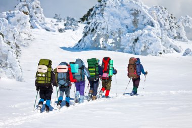Dağlarda bir grup yürüyüşçü