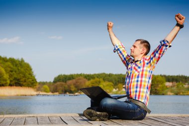 dizüstü bilgisayar kullanan adam